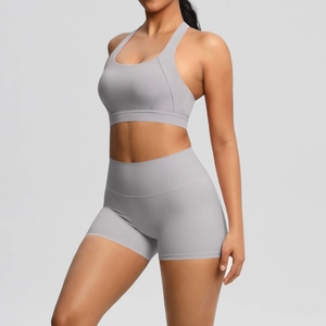 Detail eines hellgrauen zweiteiligen Yoga-Sets mit Sport-BH und High-Waist-Fitness-Shorts