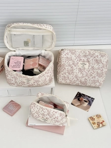 Détail d'un ensemble de trousses de toilette à fleurs avec poches en filet