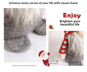 Detail eines Weihnachtswichtels mit gestreifter Strickmütze und weichem Kunstfellbart