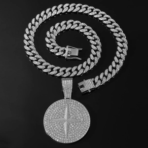 Collier maille cubaine argentée avec grand pendentif rond pavé sur fond noir brillant