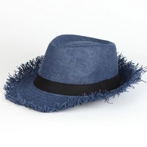 Detalle de sombrero fedora de paja azul con ala deshilachada y cinta negra decorativa