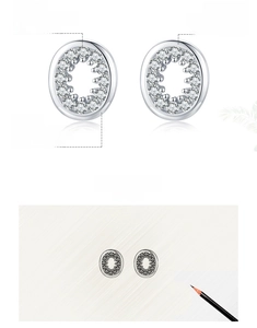 Détail des boucles d'oreilles ovales évidées en argent 925 avec zircons 5A sertis main