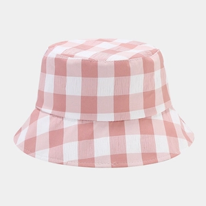 Chapeau bob à carreaux roses et blancs avec texture de tissu froissé et pare-soleil