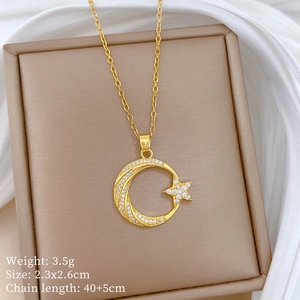 Détail du pendentif lune et étoile dorée avec zircons dans un coffret à bijoux