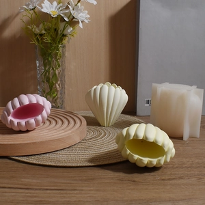Dettaglio dello stampo in silicone a conchiglia rigata con modelli finiti in gesso rosa