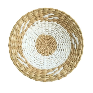 Rundes Wanddekor im marokkanischen Stil mit weißen und natürlichen Boho-Mustern