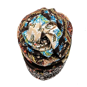 Détail de l'imprimé floral bohème sur le bonnet slouchy en maille douce pour femme