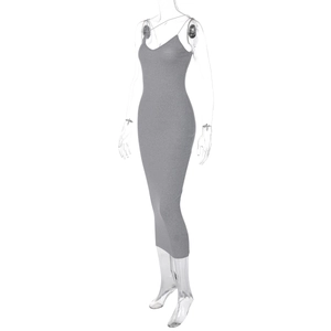 Détail d'une robe midi moulante grise avec fines bretelles et décolleté en V chic