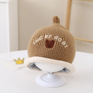 Détails du bonnet en maille côtelée marron avec broderie d'ours et texte Lucky Baby