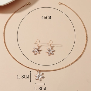 Detail of gold snowflake jewelry set with 45cm necklace and 1.8cm drop earrings