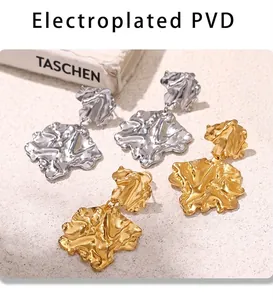 Details von gehämmerten Blatt-Ohrringen in Gold und Silber mit PVD-Beschichtung