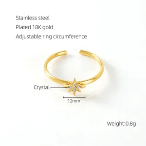 Détail d'une bague en acier doré 18 carats avec motif étoile serti de cristaux