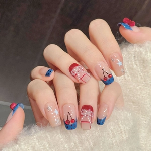 Unghie press-on fatte a mano ciliegia rosse e blu con perle 3D e stelle