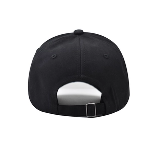 Détail arrière d'une casquette en coton avec sangle réglable et boucle en métal argent
