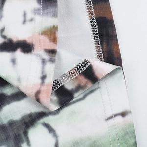 Dettaglio ravvicinato del tessuto tie-dye e della cucitura dell'orlo dell'abito estivo