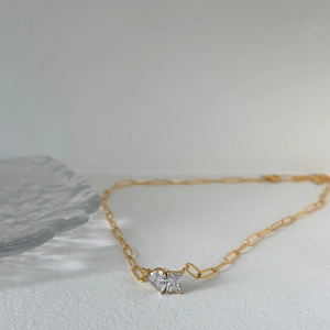 Collana a graffetta in acciaio placcato oro 18k con zirconi a cuore e rettangolo