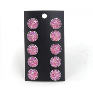 Vue détaillée de cinq paires de boucles d'oreilles rose brillant 12mm sur carte de vente