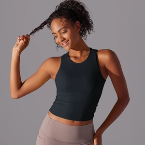 Détail du débardeur de yoga noir à dos nageur avec texture plissée et coupe ajustée