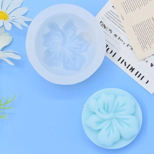 Stampo rotondo in silicone per sapone e candele con dettaglio di fiori di ibisco