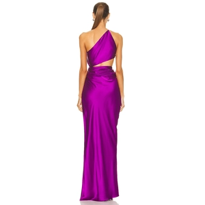 Détail de la taille évidée élégante et du tissu en satin de soie sur robe asymétrique