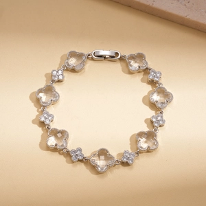 Vue détaillée du bracelet trèfle en argent avec cristaux de zircon et fermoir floral
