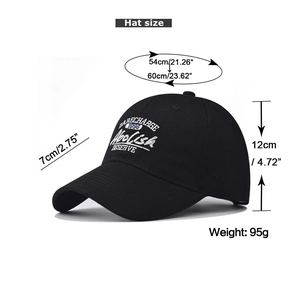Détails de la broderie et spécifications de taille sur une casquette de baseball noire
