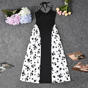 Détail de la robe longue dos nu avec imprimé floral contrasté et encolure licou