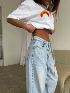 Damen-Jeans in Hellblau mit hohem Bund, weitem Bein und T-Shirt mit Croissant-Aufdruck