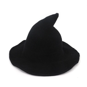 Chapeau de sorcière noir tricoté pour Halloween avec texture crochetée et pointe pliable