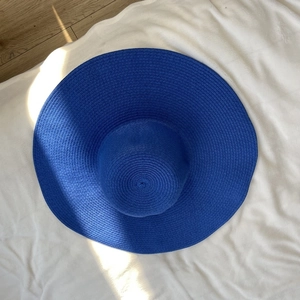 Vista superior de sombrero de paja azul marino de ala ancha con tejido en espiral