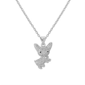 Gros plan sur pendentif chiot argenté avec cristaux et yeux en pierres noires