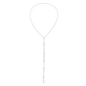 Dettaglio della collana a Y argento con perle minimaliste e pendente a nappa