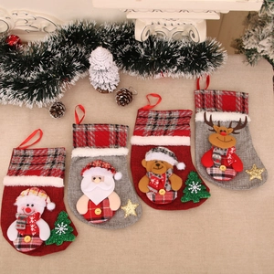 Lot de 4 chaussettes de Noël à carreaux avec bonhomme de neige et Père Noël en 3D
