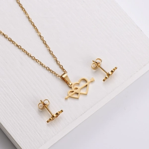 Parure de bijoux en acier titane doré avec collier pendentif cœur cupidon et boucles d'oreilles