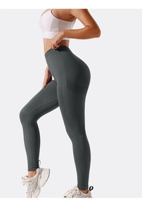 Détail du legging de yoga sans couture taille haute gris foncé avec texture côtelée