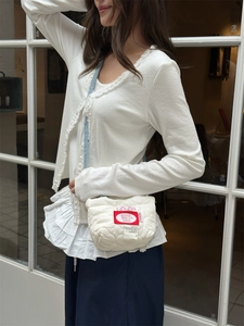 Mini borsa a tracolla bianca trapuntata con motivo a cuore e tracolla celeste