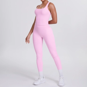 Détail de l'ensemble de sport rose brossé avec haut à col en U et legging de yoga