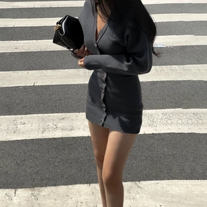 Mini robe en tricot gris foncé avec col en V profond, manches longues et boutons
