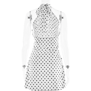 Détail de robe dos nu à pois blancs avec laçage affiché sur un mannequin de studio
