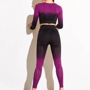 Ensemble de yoga sans couture dégradé violet avec haut court et legging taille haute