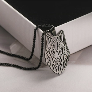 Collana da uomo con ciondolo a forma di testa di lupo in acciaio nero su scatola