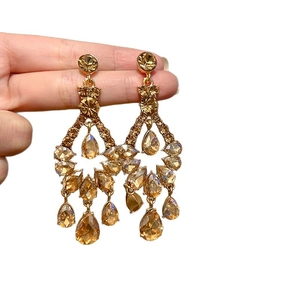 Boucles d'oreilles vintage gouttes en cristal champagne avec tige en argent sur main