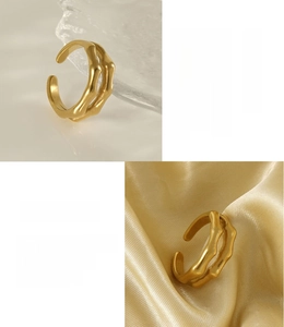 Dettaglio dell'anello in acciaio placcato oro 18K con design regolabile a doppio strato