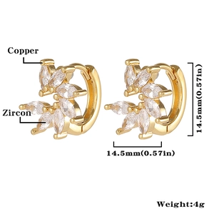 Detalle de pendientes florales dorados con circón marquesa y medida de 14,5 mm