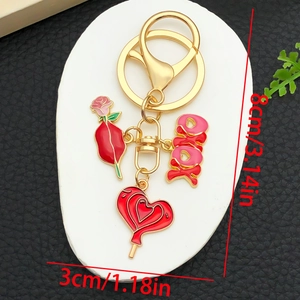 Detail eines 8cm goldenen Schlüsselanhängers mit Rose, Herz-Lutscher und XOXO-Anhang