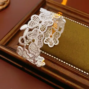 Versilberte offene Manschette mit aufwendigem Blumen- und Schmetterling-Hohldesign