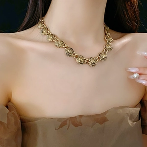 Vue détaillée du collier tête de lion en or vintage porté pour un look rétro de luxe