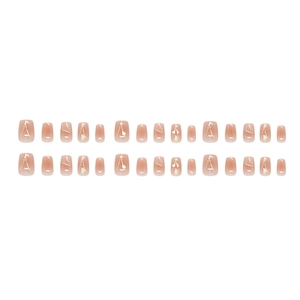 Faux ongles dégradé rose avec lignes dorées, perles et motifs de cœurs