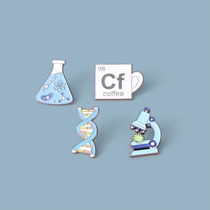 Emaille-Anstecknadel-Set Wissenschaft mit Erlenmeyerkolben, Mikroskop und DNA Motiven