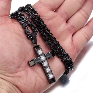 Detailansicht einer schwarzen Byzantiner-Kette und Kreuzanhänger mit Zirkonia-Steinen